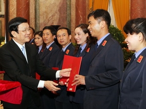 ມອບຂໍ້ຕົກລົງແຕ່ງຕັ້ງພະນັກງານ ໄອຍະການ ແລະ ຜູ້ພິພາກສາ